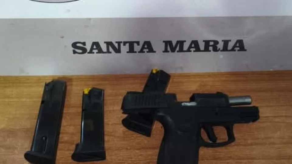 Após jovem ostentar armas em redes sociais, Brigada Militar apreende pistola e carregadores em residência de Santa Maria