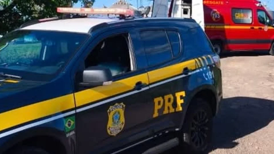 Motociclista de 64 anos fica ferido em colisão com caminhão na BR-287, em Santiago