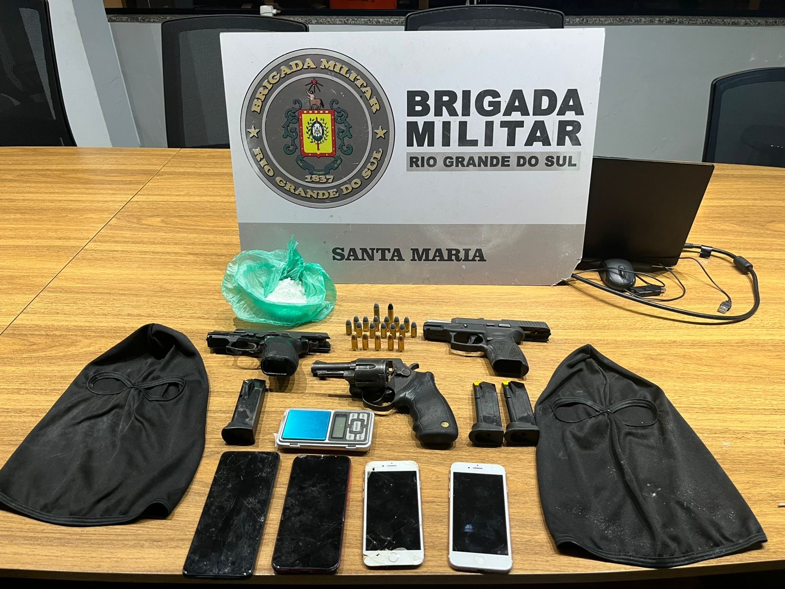 Jovem é preso pela Brigada Militar com armas e droga após tiroteio em Santa Maria