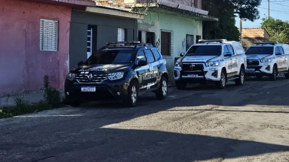 Homem que ameaçou a sogra é preso por tráfico de drogas junto com a companheira em Santa Maria