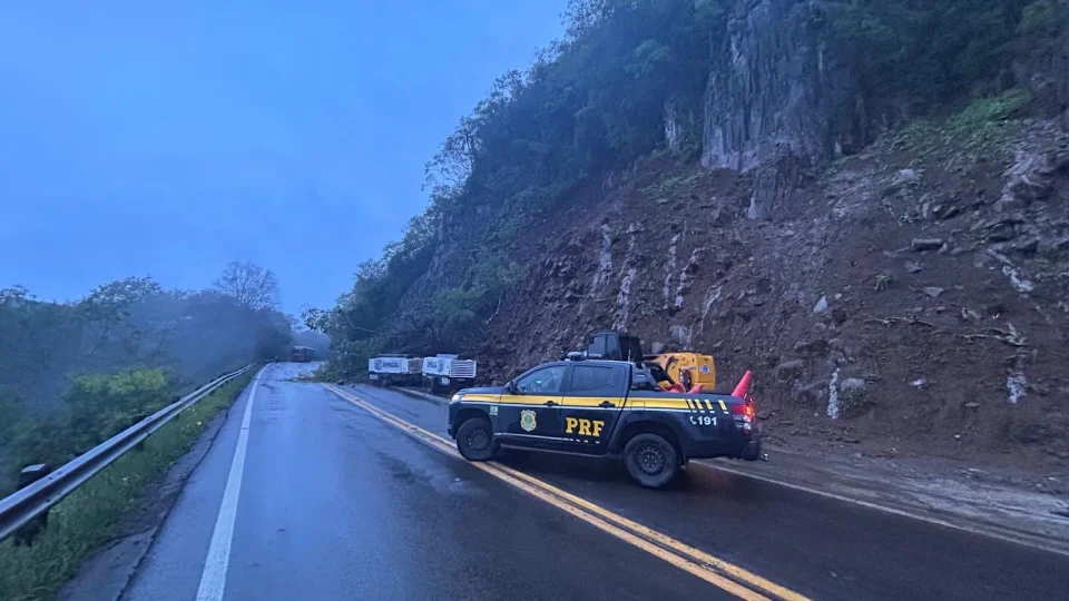 BR-158 é totalmente interditada entre Santa Maria e Itaara após deslizamento de árvores e pedras