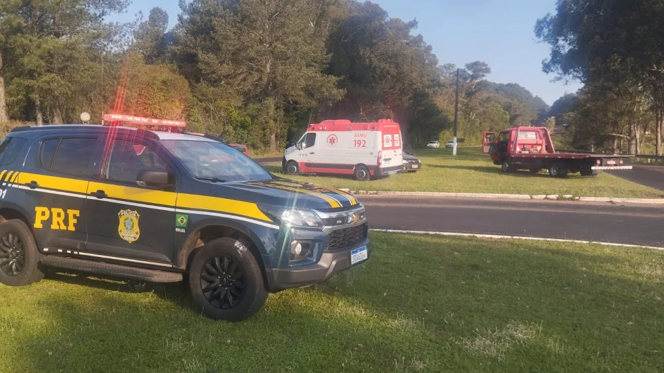 Caminhonete e caminhão colidem na BR-287 em Santiago