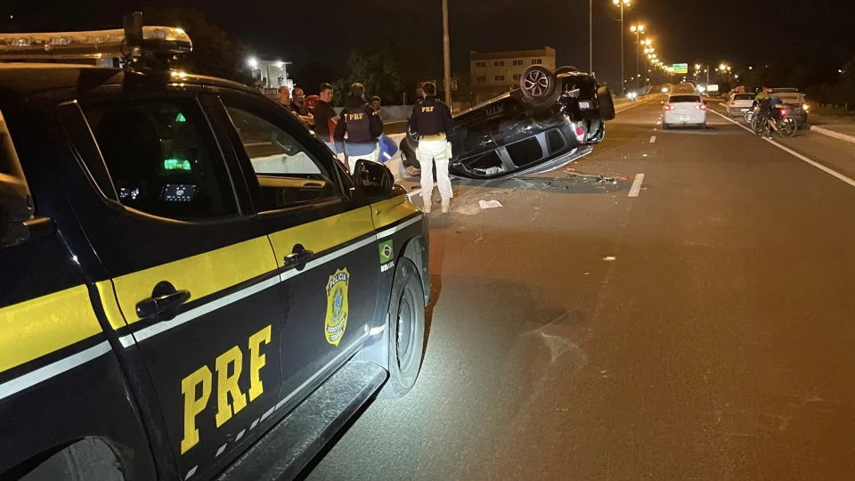 Carro capota após colisão com carreta na BR-287 em Santa Maria