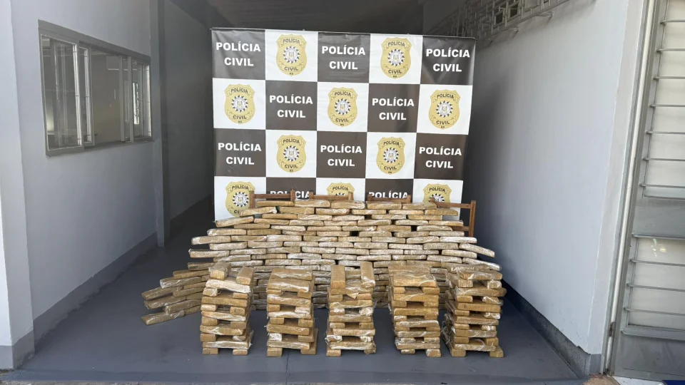 Draco de Santa Maria prende trio com mais de 200 quilos de maconha escondidos em carro