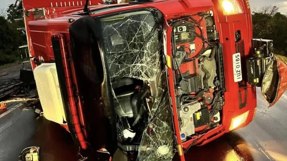Três bombeiros ficam feridos em capotamento de caminhão em Rosário do Sul