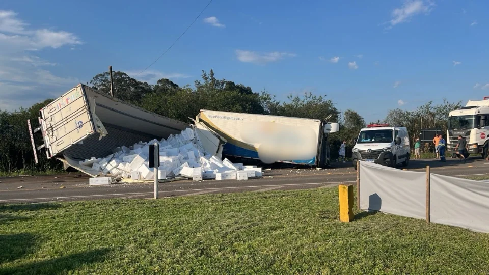 Colisão frontal entre caminhão e carreta deixa feridos na BR-287 em São Vicente do Sul
