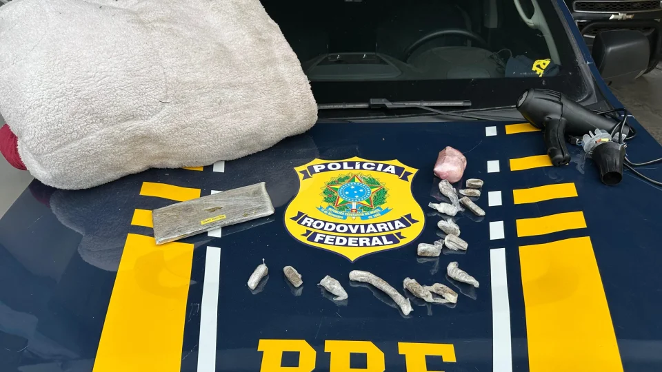 PRF apreende haxixe escondido em cobertor, secador de cabelo e nas partes íntimas de mulher na BR-293