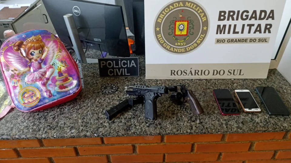 Polícia Civil e Brigada Militar apreendem armas de facção criminosa em Rosário do Sul