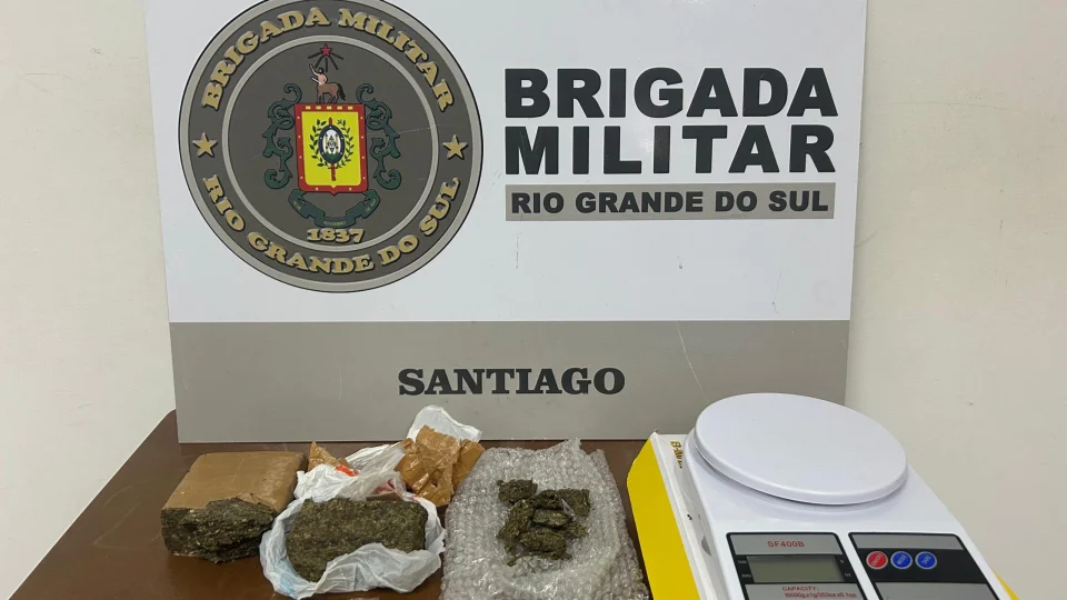 Brigada Militar prende homem e apreende adolescente com drogas em Santiago