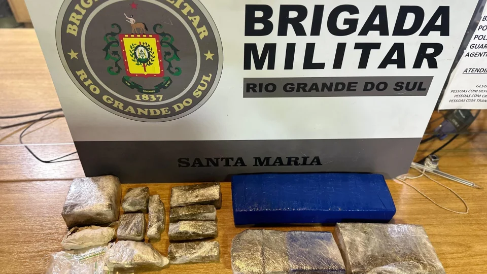 Brigada Militar apreende mais de 1,8 kg de maconha escondida na entrada de prédio em Santa Maria