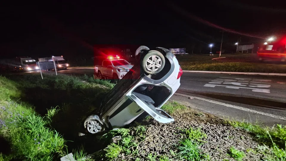 Motorista fica levemente ferido ao capotar veículo em São Pedro do Sul