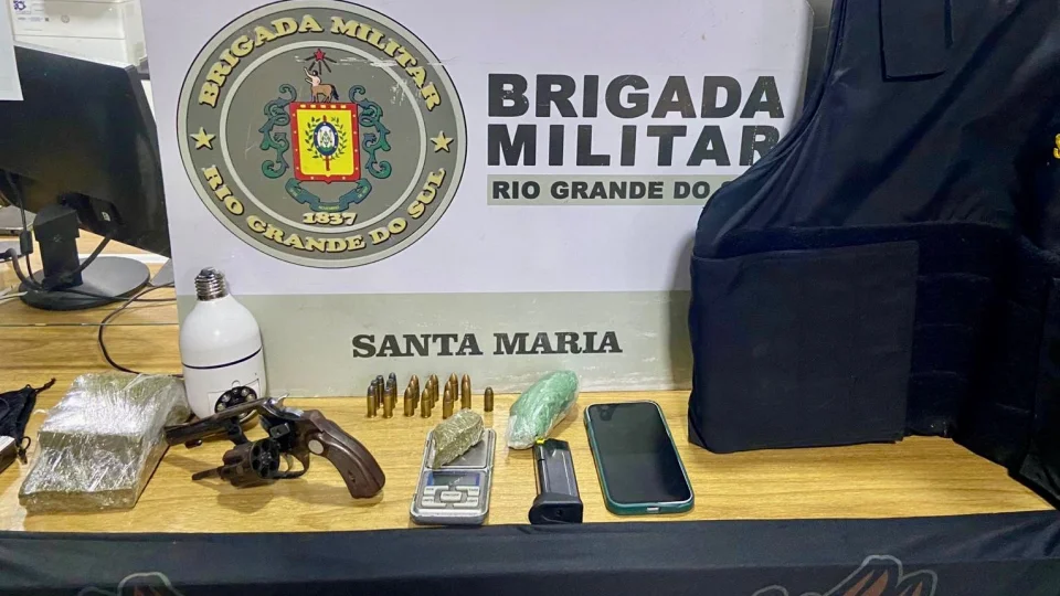 Jovem é preso com arma e drogas no Bairro Urlândia em Santa Maria