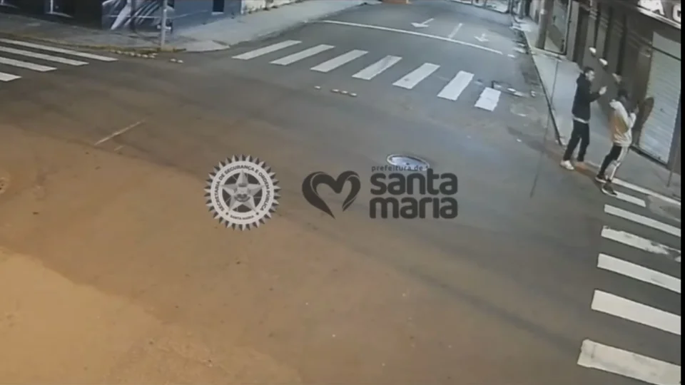Homens armados ameaçam pedestres, colidem em muro de escola e incendeiam carro em Santa Maria
