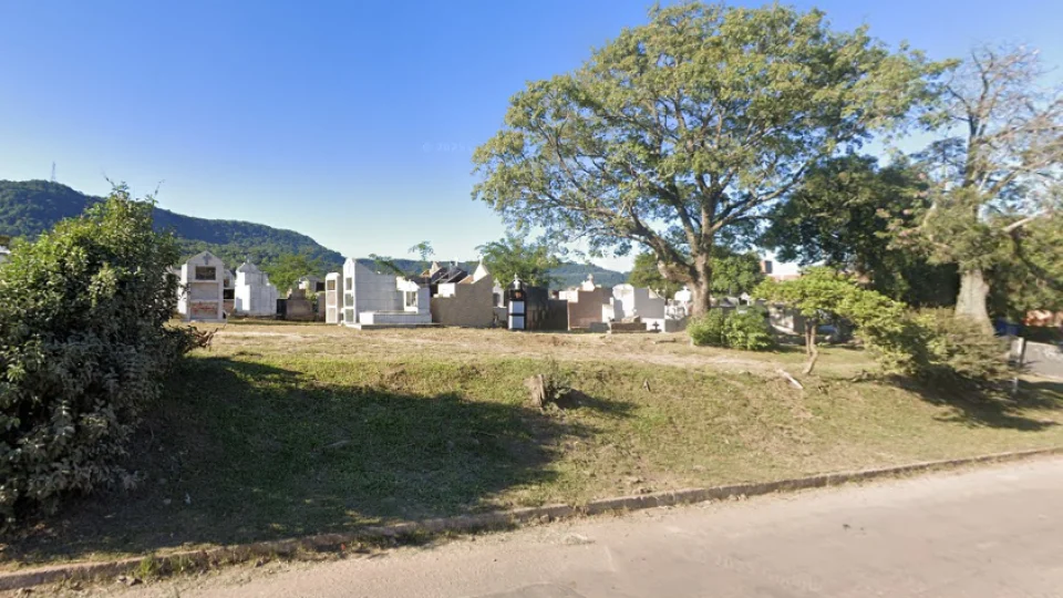 Motorista é assaltado e agredido por três homens em frente a cemitério em Santa Maria