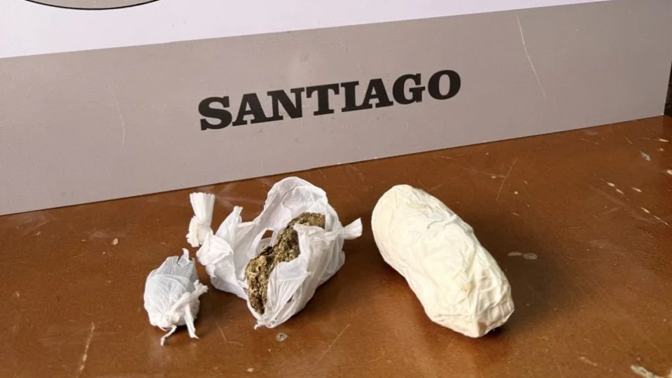 Mulheres são presas ao tentar entrar com drogas no Presídio Estadual de Santiago