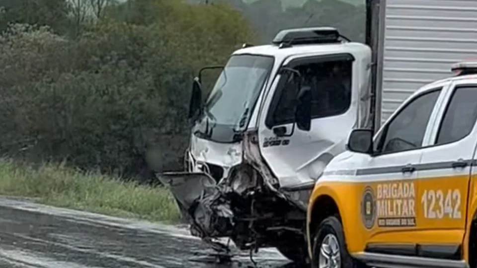 Motorista morre ao colidir carro contra caminhão em Cruz Alta