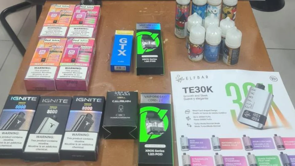Polícia Civil apreende cigarros eletrônicos em loja no Centro de Santiago