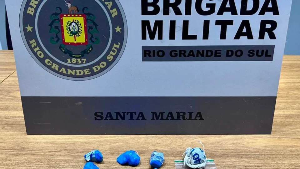 Jovem é preso por tráfico de drogas no Beco das Flores em Santa Maria