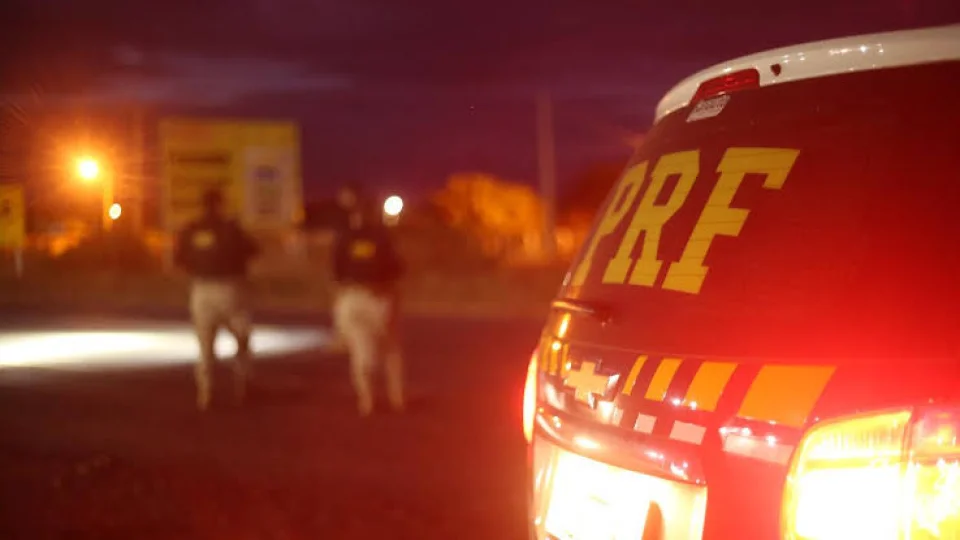 Duas pessoas morrem e uma fica gravemente ferida após veículo colidir contra cavalo solto na BR-290