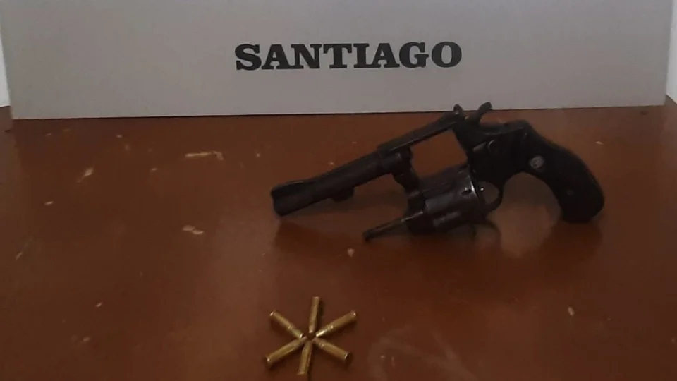 Homem é preso por embriaguez ao volante e porte ilegal de arma em Santiago