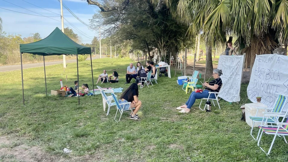 Famílias aguardam e pedem nestes domingo (31), por reocupação da EMEI Boca do Monte em Santa Maria