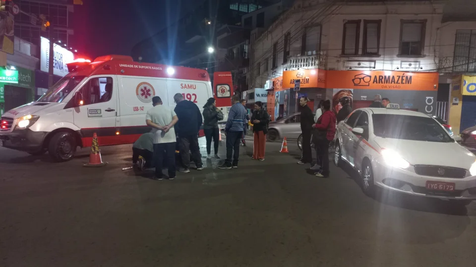 Mulher é atropelada por táxi no centro de Santa Maria