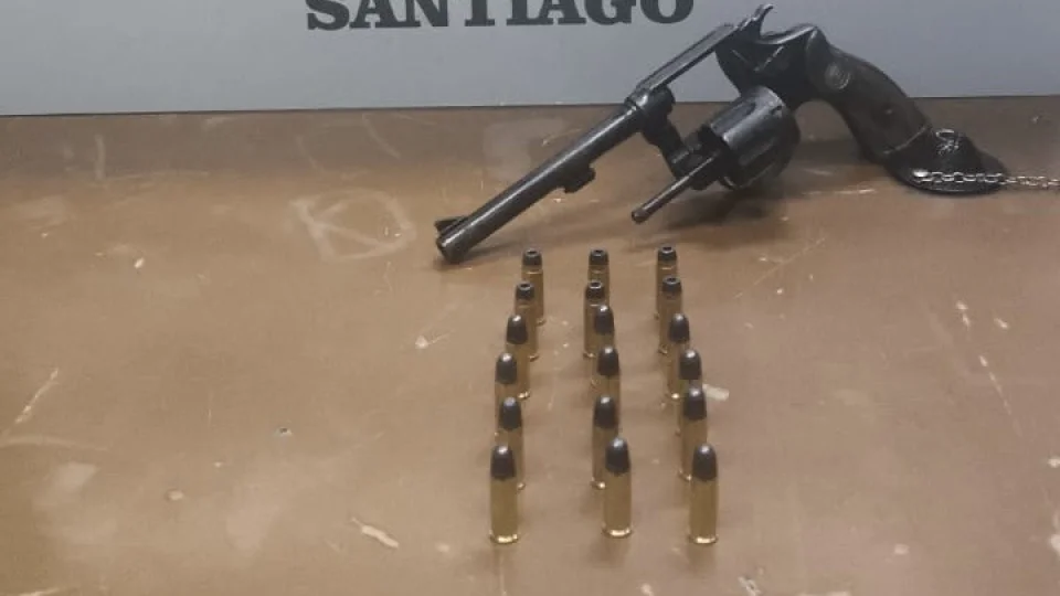 Jovem é preso com arma e munições em Santiago