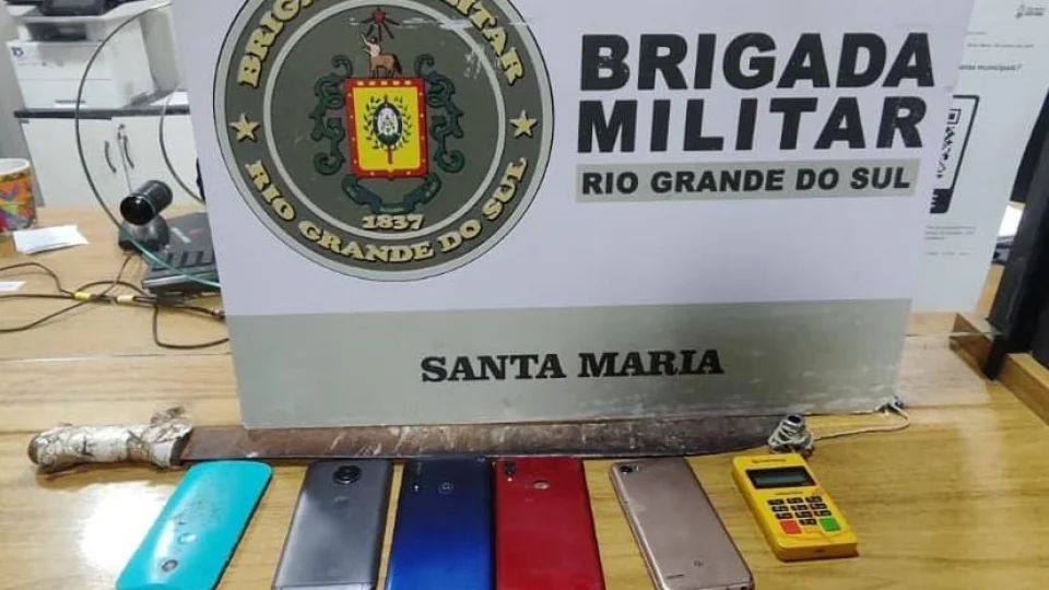 Homem é abordado com celulares, máquina de cartão e facões em Santa Maria