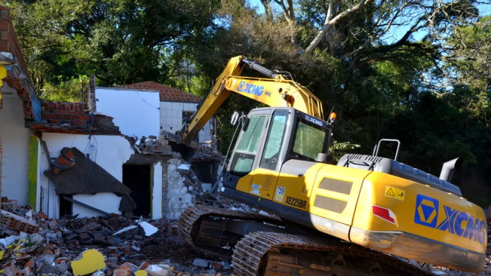 Prefeitura retoma demolições de residências em áreas de risco no Morro do Cechella
