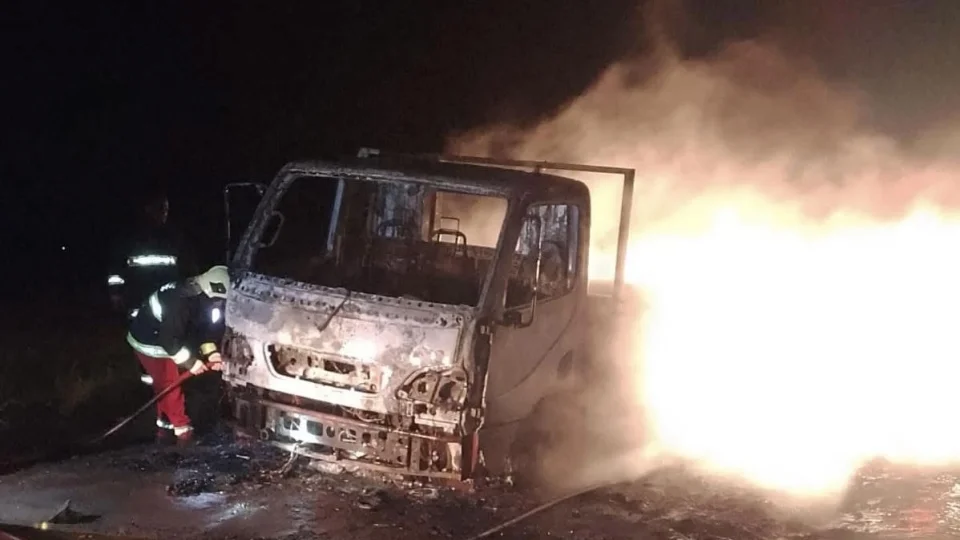 Caminhão é destruído por incêndio na estrada do Grappa, entre Faxinal do Soturno e Ivorá