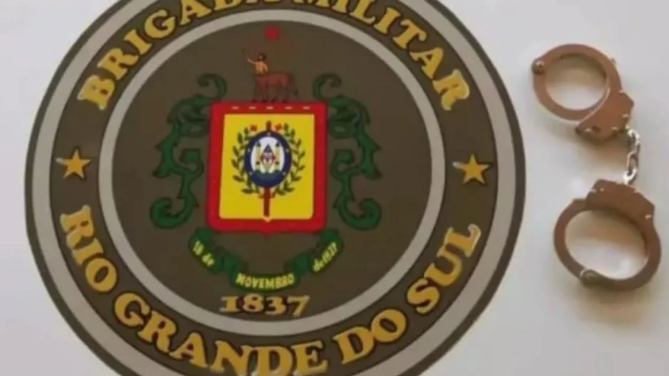 Homem é preso após furtar estabelecimento comercial e ameaçar testemunha com faca em Santa Maria