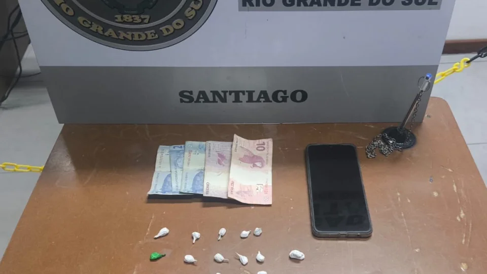 Jovem é preso por tráfico de drogas em Santiago