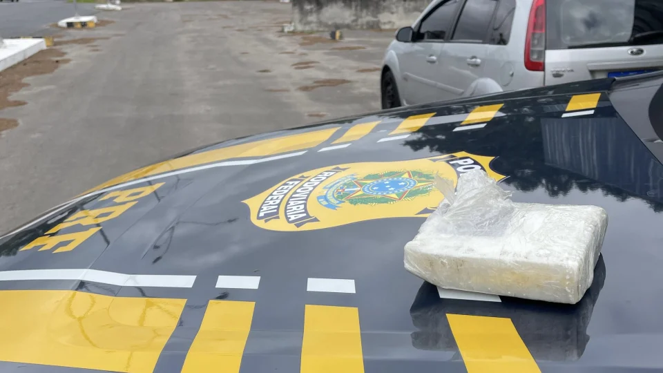 Motorista é presa após descartar tijolo de cocaína no banheiro da PRF em Caçapava do Sul