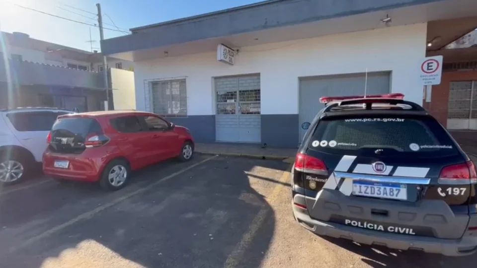 Avó é flagrada agredindo neta em frente a escola em São Pedro do Sul