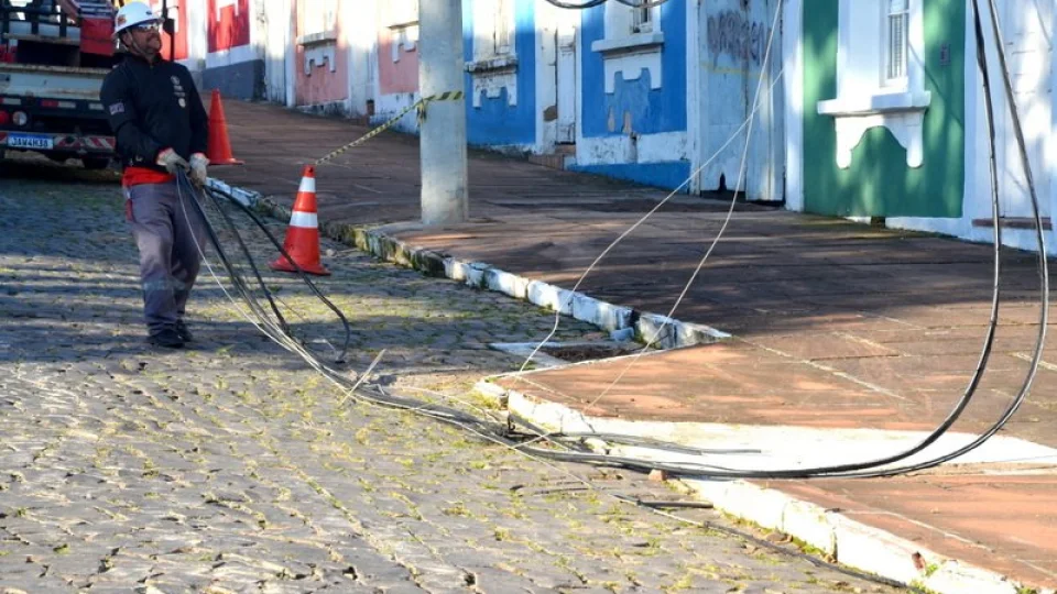 Mutirão de retirada de fios em desuso avança na região central de Santa Maria