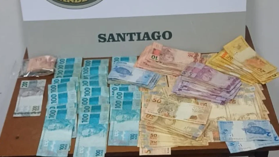 Casal é preso ao ser flagrado com mais de R$ 6 mil durante abordagem da Brigada Militar em Santiago