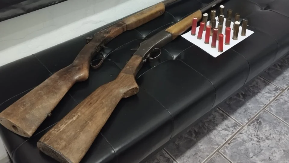 Polícia Civil prende homem por posse irregular de arma com duas espingardas no interior de Toropi após ameaçar vizinhos