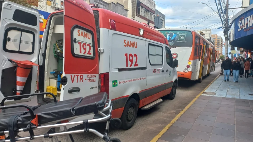 Manobra brusca de ônibus para evitar colisão deixa passageira levemente ferida na Rua do Acampamento