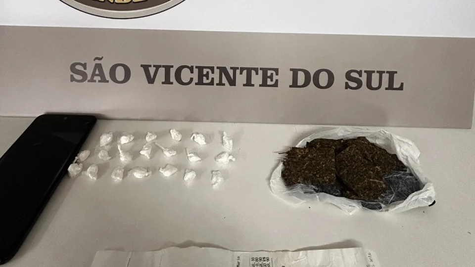 Jovem é preso por tráfico de drogas ao desembarcar de ônibus em São Vicente do Sul