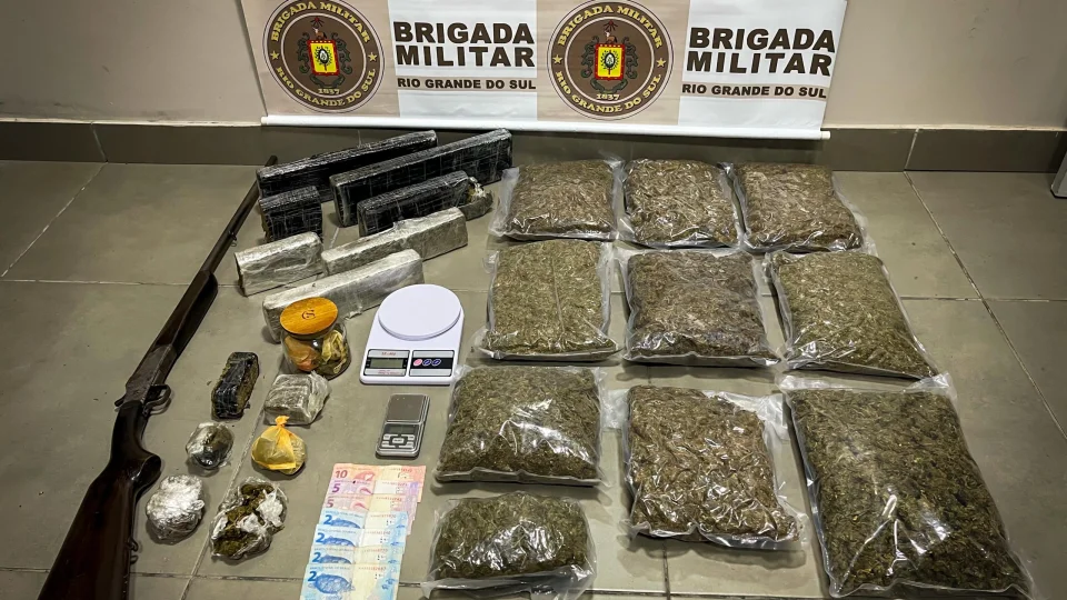 BP Choque prende jovem com mais de 10 kg de maconha, arma e munições em Santa Maria