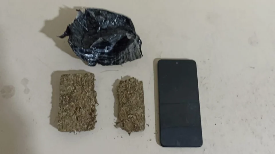 Jovem é preso por roubo a pedestre e tráfico de drogas em Santa Maria