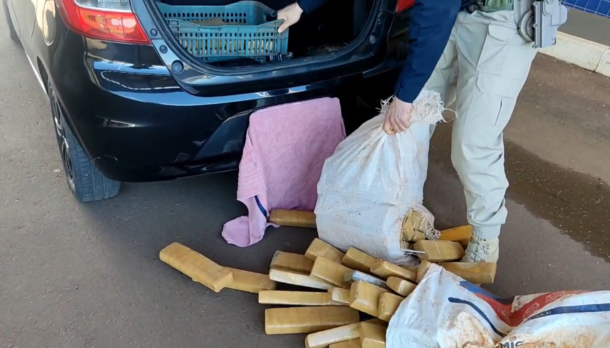 Casal é preso pela PRF com 100 kg de maconha que teria como destino a Santa Maria