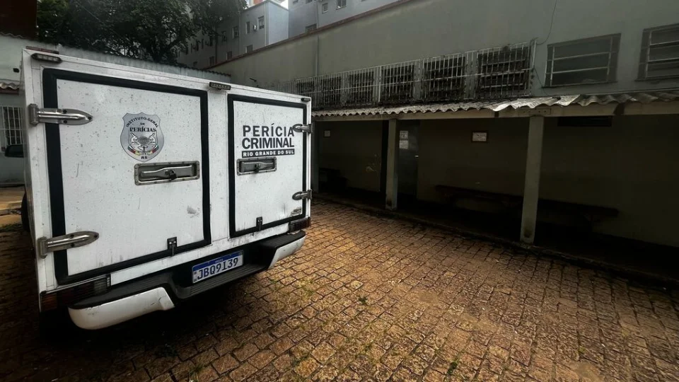 Mulher é encontrada morta com lesão no pescoço em residência em Santa Maria