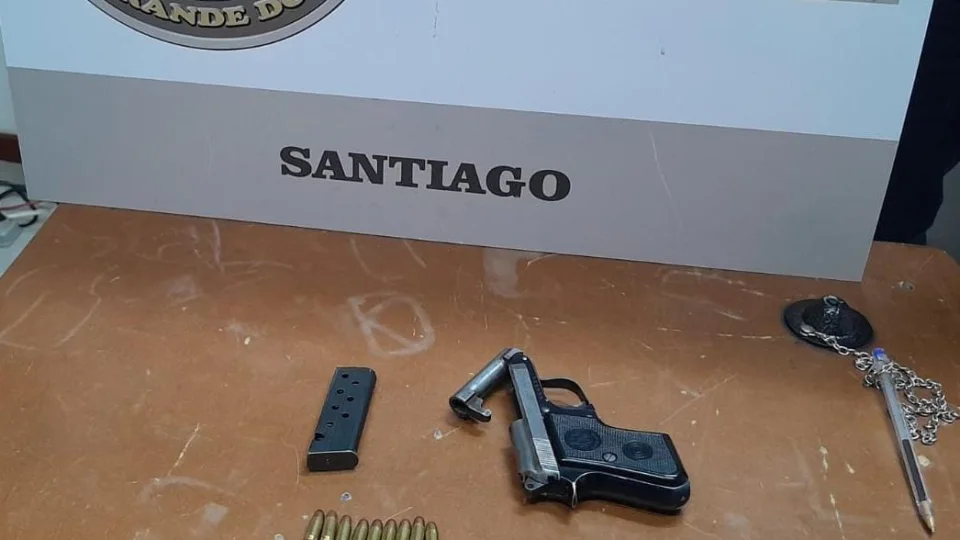 Homem é preso com pistola durante barreira policial em Santiago