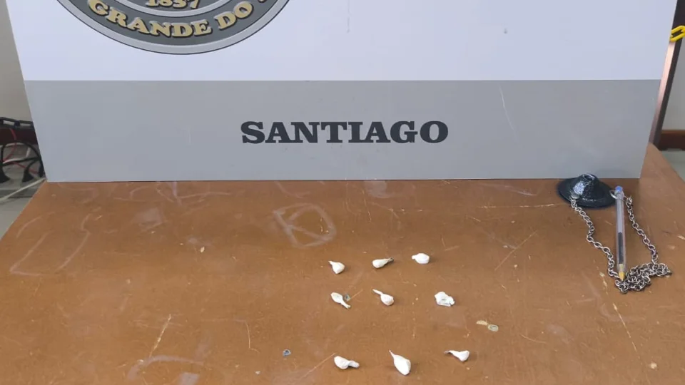 Jovem é presa com porções de crack em Santiago
