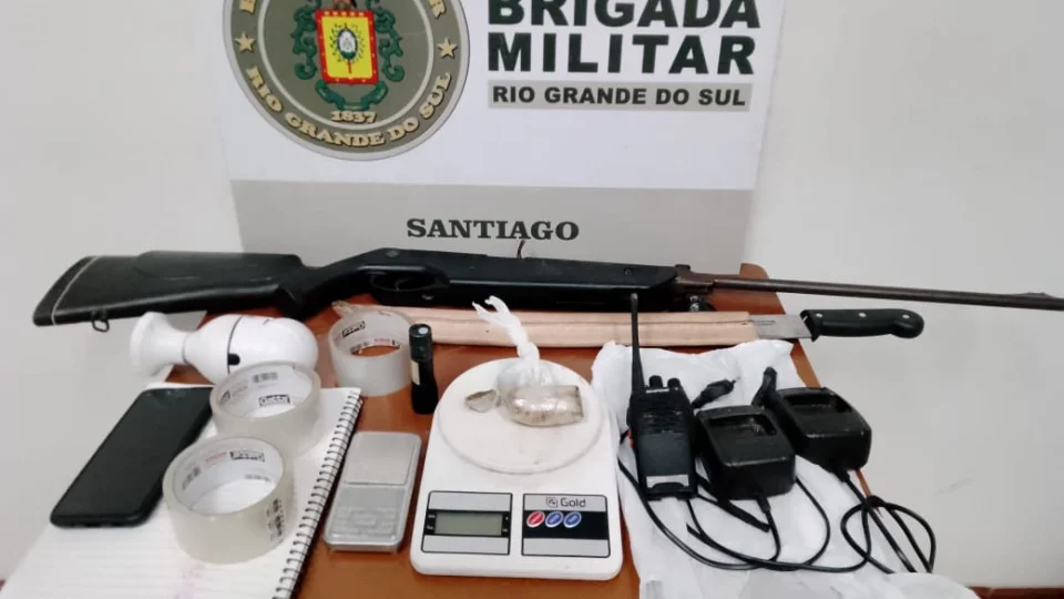 Jovem é preso com arma artesanal, drogas e materiais do tráfico em Jaguari