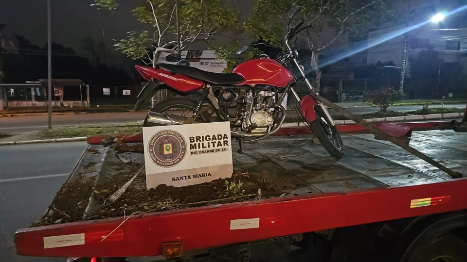 Adolescentes são apreendidos com motocicleta furtada em Santa Maria