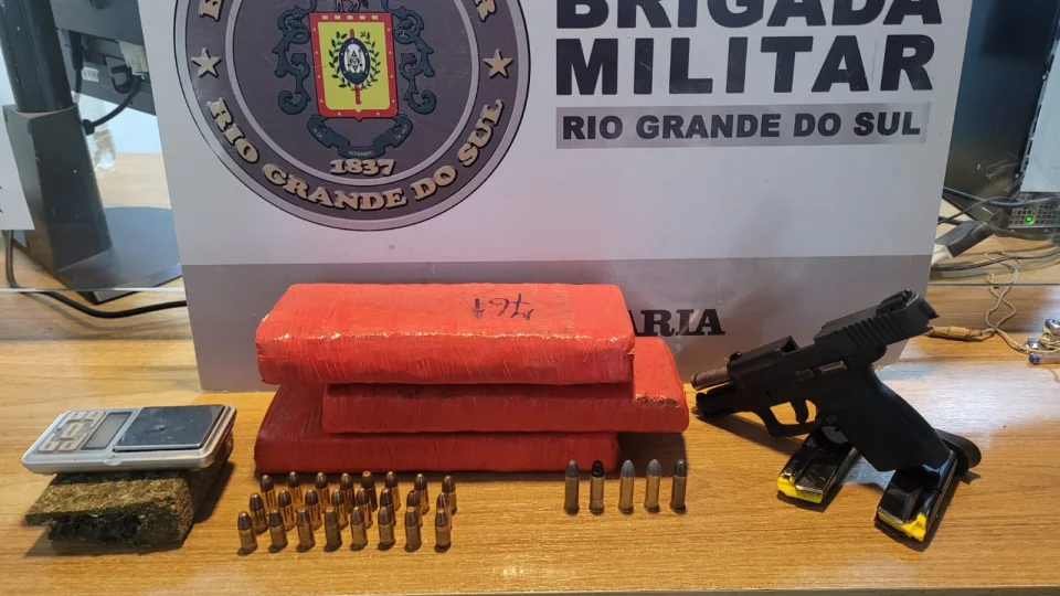 Brigada Militar apreende mochila com arma, drogas e munições no Bairro Santa Marta, em Santa Maria