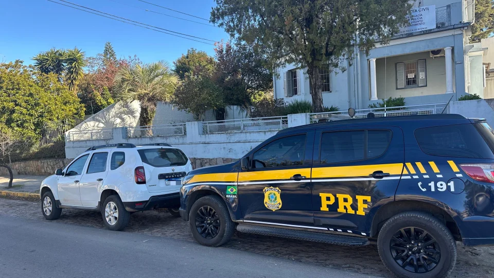 PRF apreende homem em surto com veículo furtado de prefeitura na BR-293