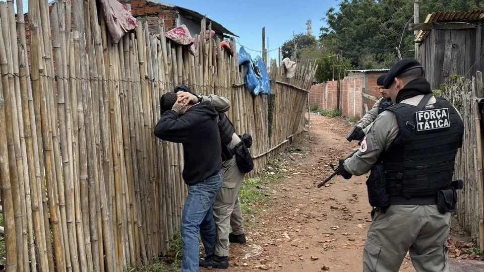 Brigada Militar prende dois foragidos em Santa Maria durante a madrugada